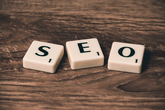 SEO es un acrónimo de Search Engine Optimization. Es una estrategia utilizada por los propietarios de sitios web para obtener más tráfico al aparecer en los primeros lugares en los motores de búsqueda.